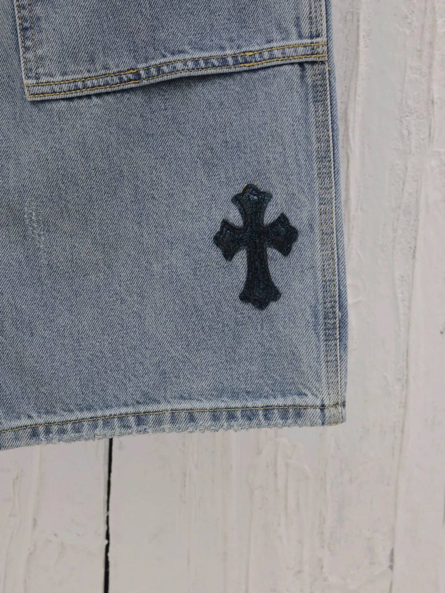🅿️600 Come Heart*/Chro Heart Cross Starry Sky Cross Genuine Leather Patch Work Jeans. The washing process uses a combination of multiple processes such as heavy fermentation, washing and frying, spraying with horse and so on. Genuine leather patches, straight hem design, frayed feet, and accessories and hardware all customized in matching colors to achieve perfect consistency.  Size: 30/32/34/46